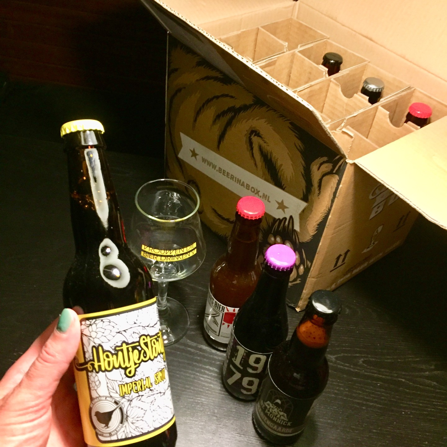 Review van Vrouwen die Bier Drinken over Beer in a Box